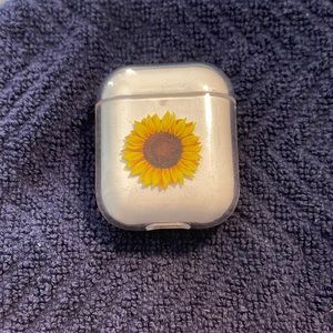 Apple AIRPODS 2nd generation.